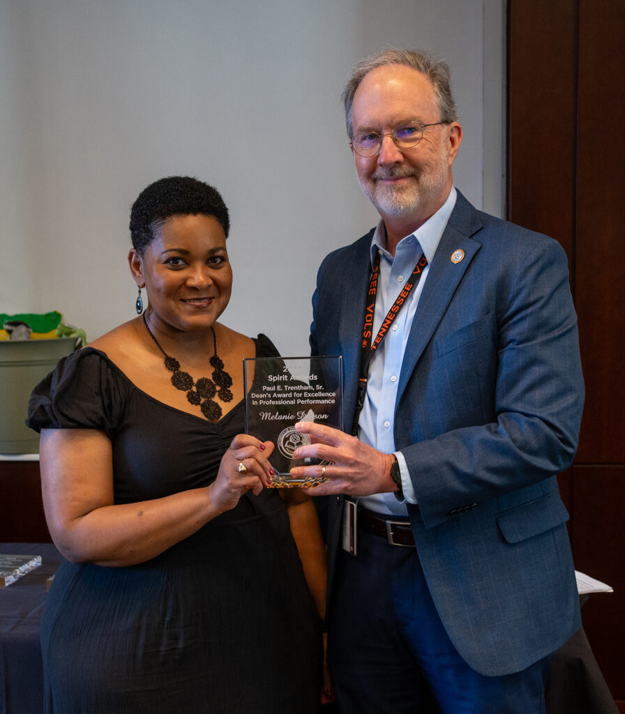 Melanie Dixon receives the Dean’s Award for Excellence in Professional Performance from Dean of Libraries Steve Smith.